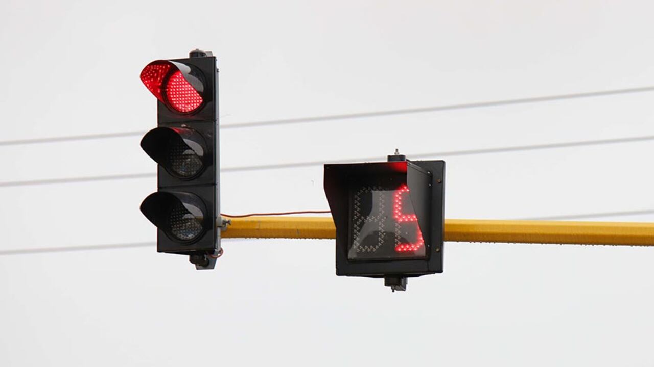 Desde la Administración Distrital se ha hecho un llamado a la ciudadanía para que, en caso de conocer conexiones ilegales, denuncie a través del correo electrónico contactenos@cali.gov.co, reportando también cualquier novedad con respecto a la red semafórica de Cali.