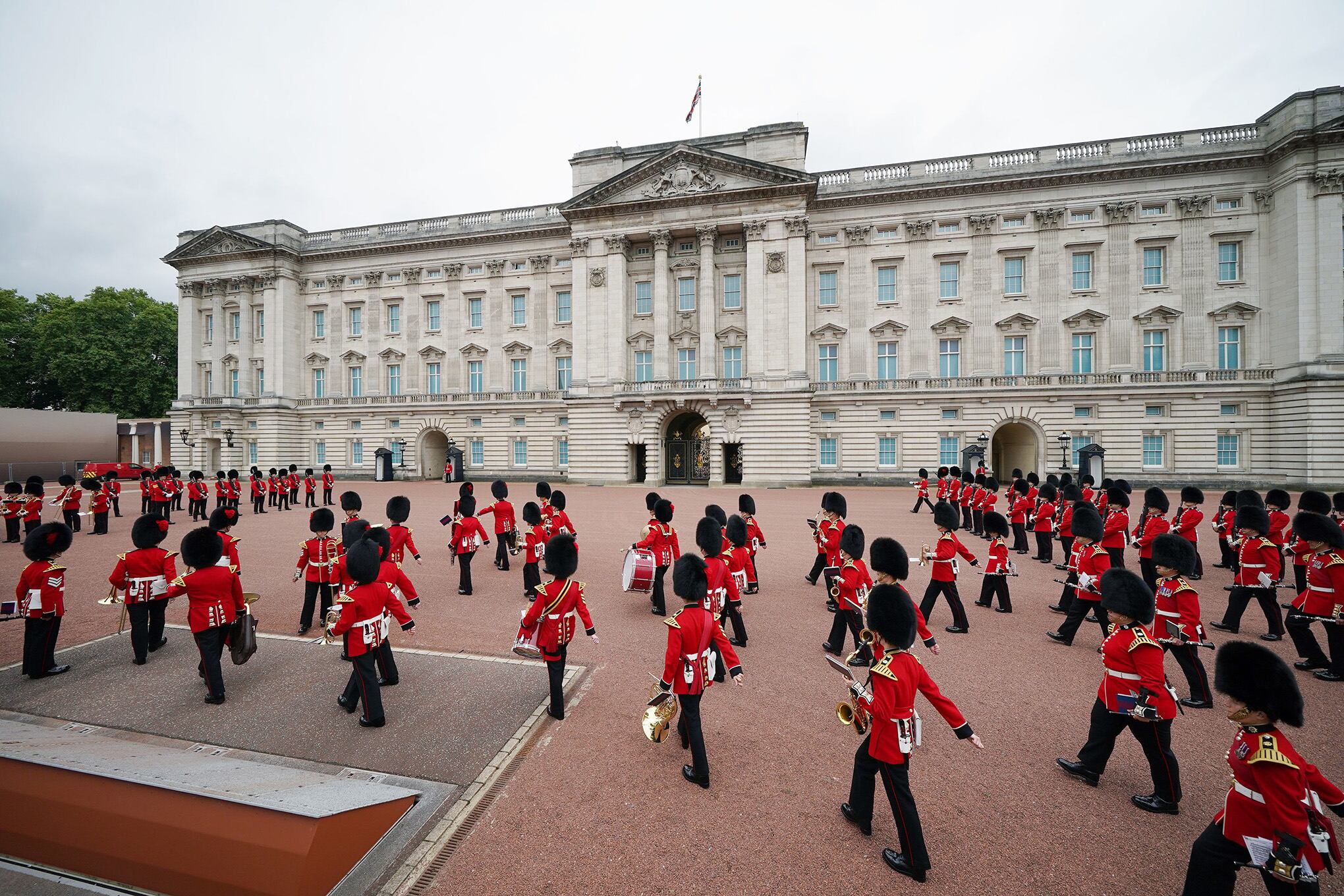 Cambio de la guardia regresa al palacio de Buckingham