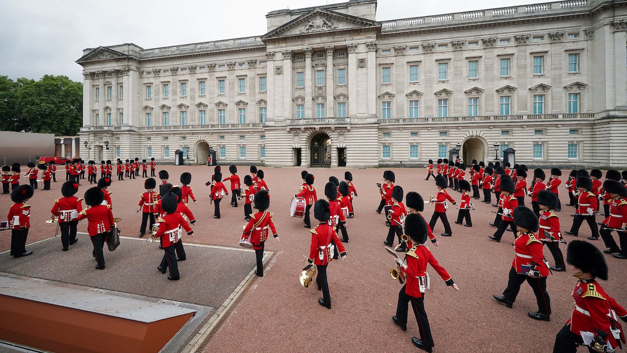 Cambio de la guardia regresa al palacio de Buckingham