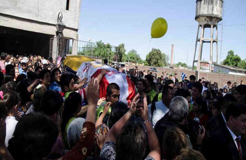 Los feligreses de la parroquia Nuestra Señora del Valle en Argentina salieron a protestar por el asesinato del sacerdote de esa parroquia que en los últimos días venía denunciando las actividades delictivas de varios narcotraficantes del sector.
