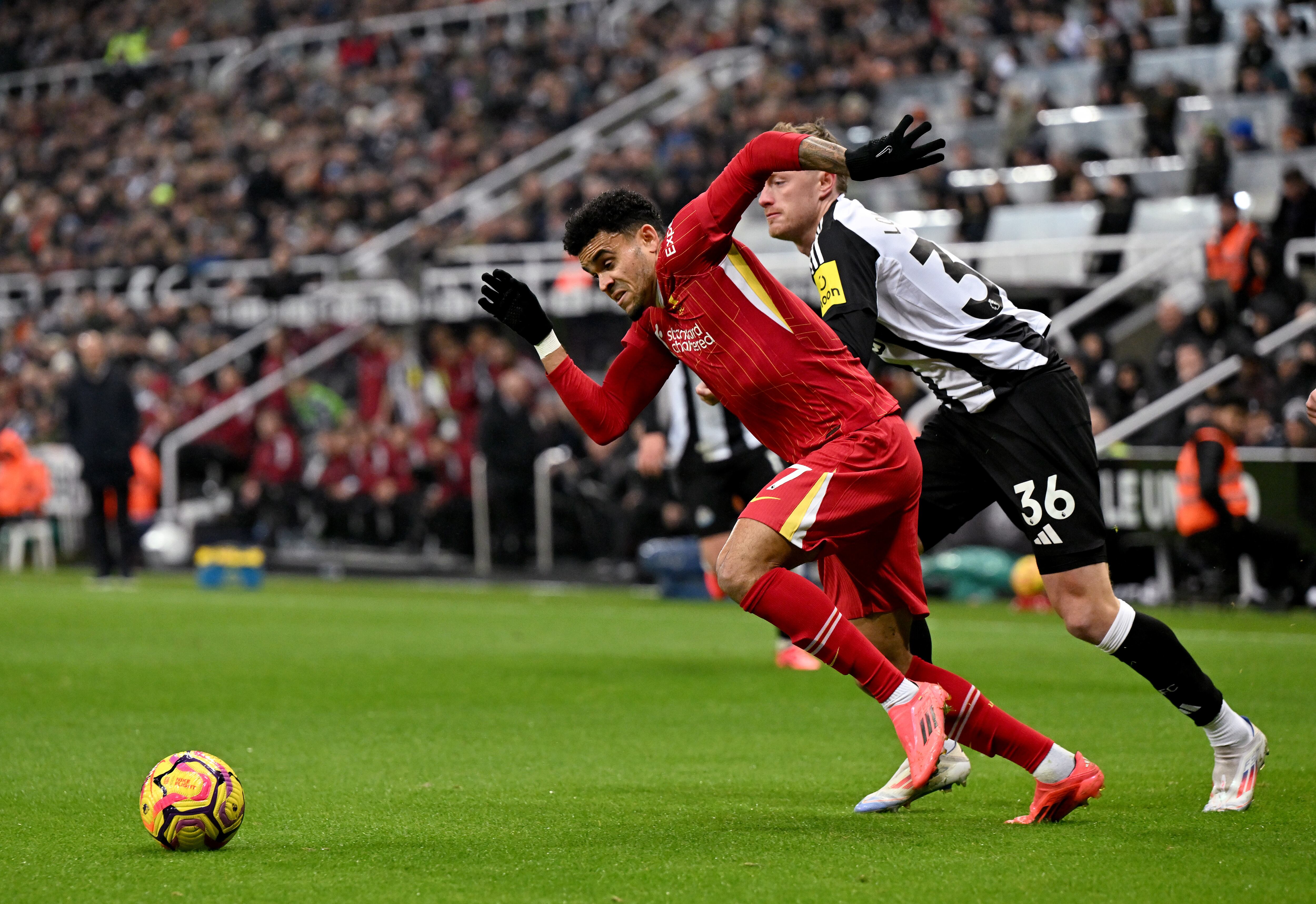 Luis Díaz, del Liverpool, durante el partido de la Premier League entre el Newcastle United FC y el Liverpool FC en St James' Park el 04 de diciembre de 2024 en Newcastle upon Tyne, Inglaterra.