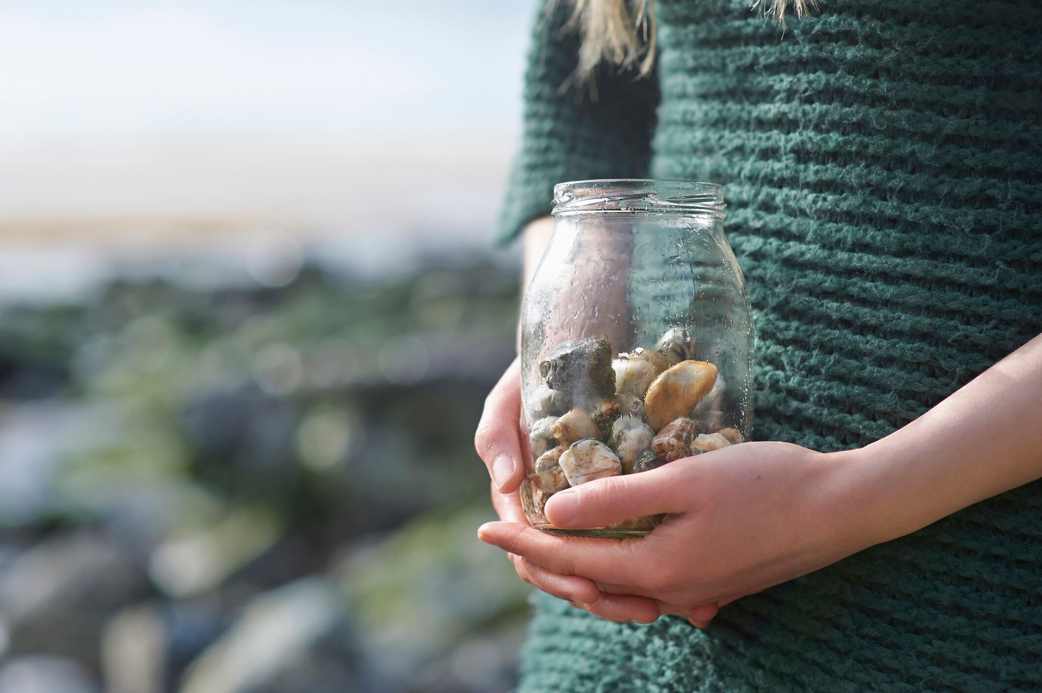 La integración de la espiritualidad en la búsqueda de trabajo a través de rituales con elementos esotéricos, como velas y cristales, busca influir en la energía circundante.