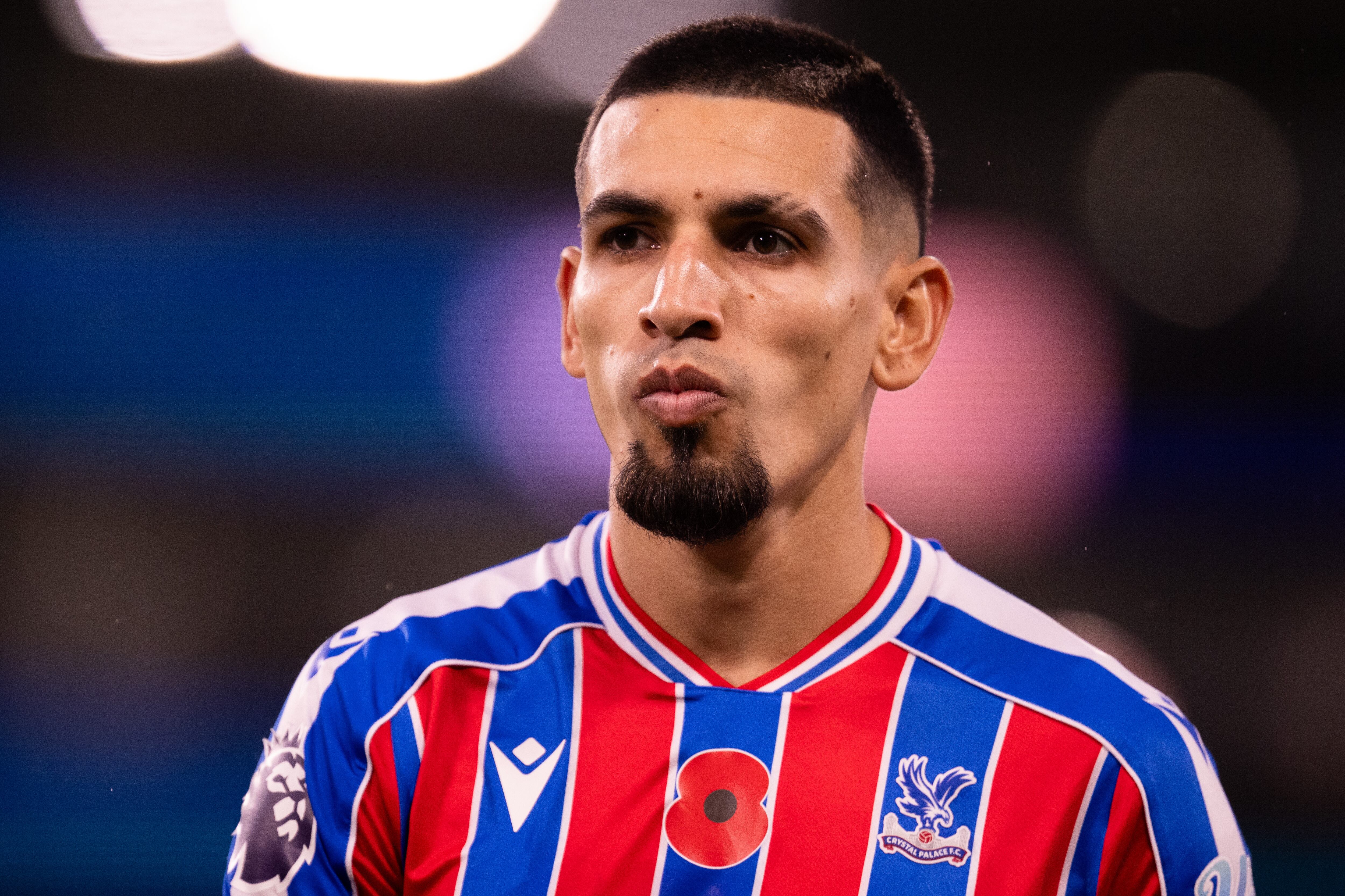 Daniel Muñoz tiene una lesión de rodilla y debe ser operado.