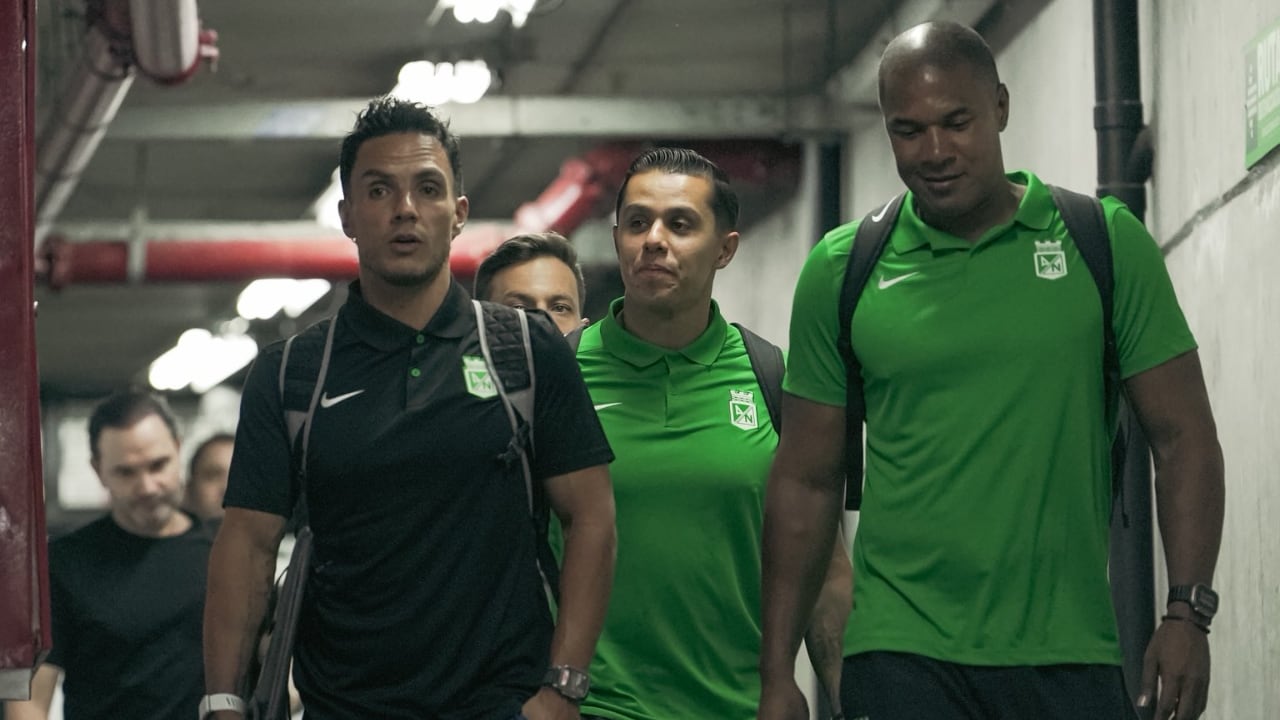 Lucas González junto a Alexis Henríquez. Uno y dos del cuerpo técnico de Atlético Nacional