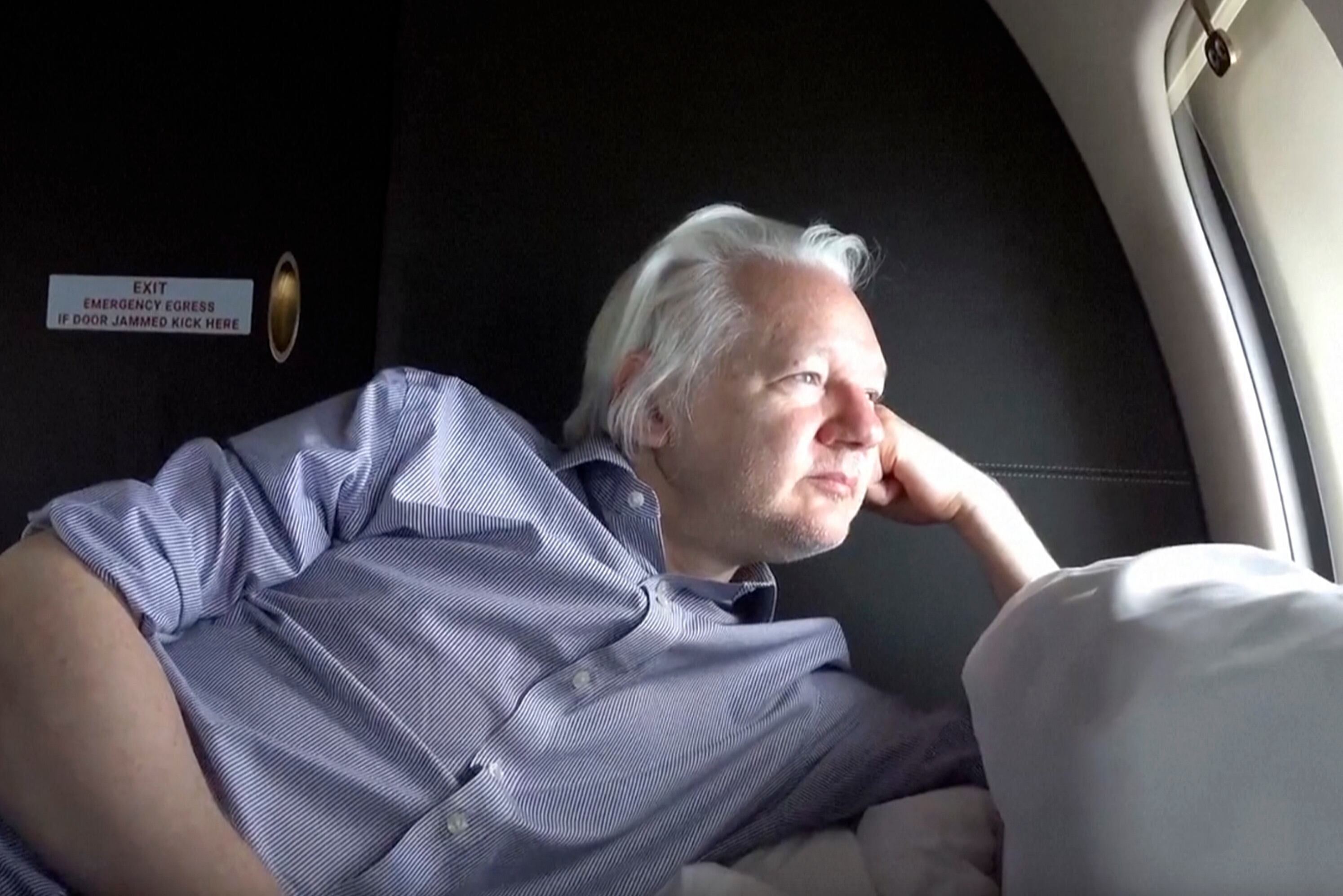 Captura de pantalla tomada de la cuenta X de Wikileaks de Julian Assange a bordo de un vuelo a Bangkok, Tailandia, tras su liberación de prisión el martes 25 de junio de 2024. El fundador de WikiLeaks, Assange, llegó a Saipan antes de una esperada declaración de culpabilidad en un acuerdo con el Departamento de Justicia de Estados Unidos que lo dejará en libertad para regresar a su hogar en Australia.