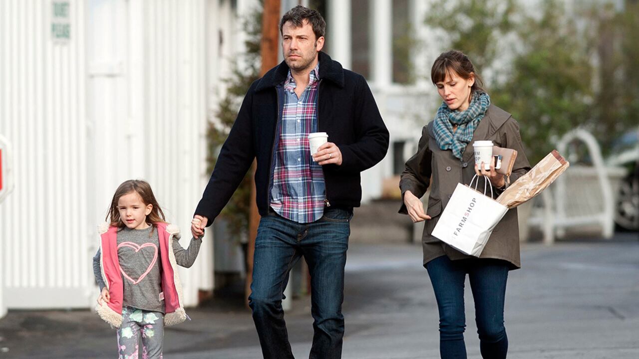 Affleck sobrevivió una relación mediática con Jennifer López
y luego se enamoró de Jennifer Garner (foto). Duraron diez años casados.