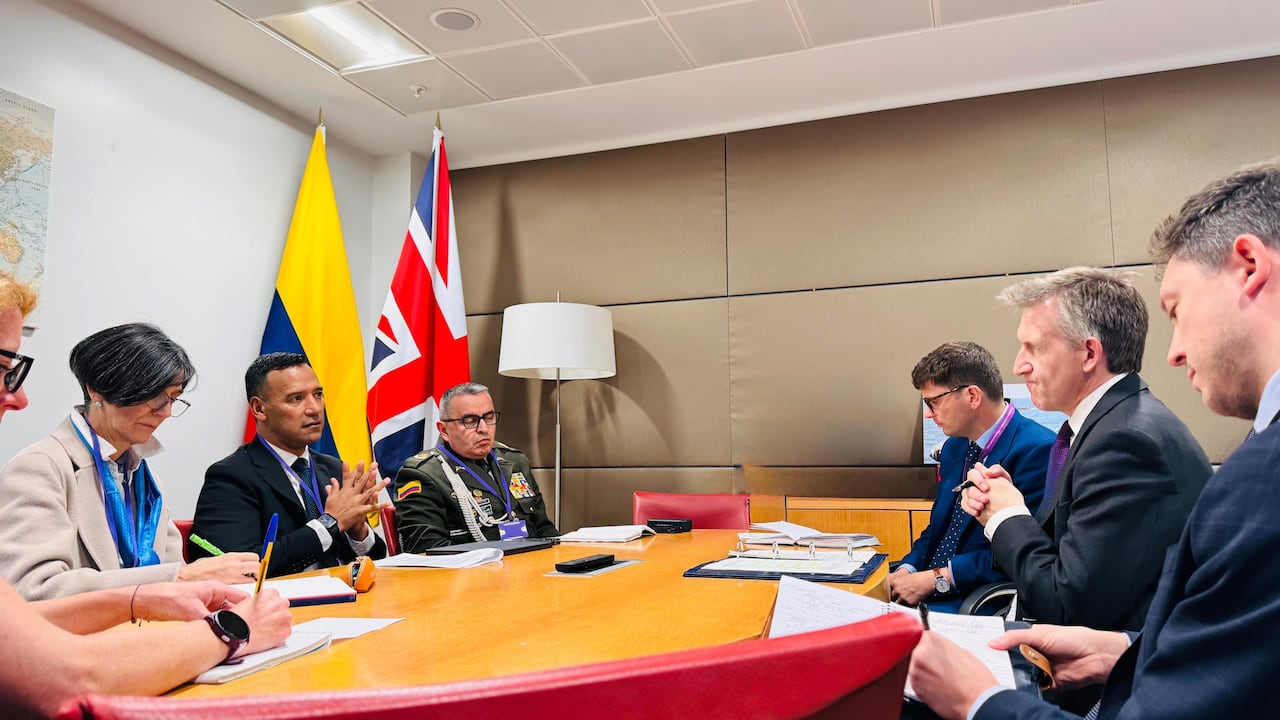 El ministro de Defensa, Pedro Sánchez, sostuvo una reunión con Dan Jarvis, ministro de Seguridad del Reino Unido, y visitó la feria Defense and Security Equipment International (DSEI).