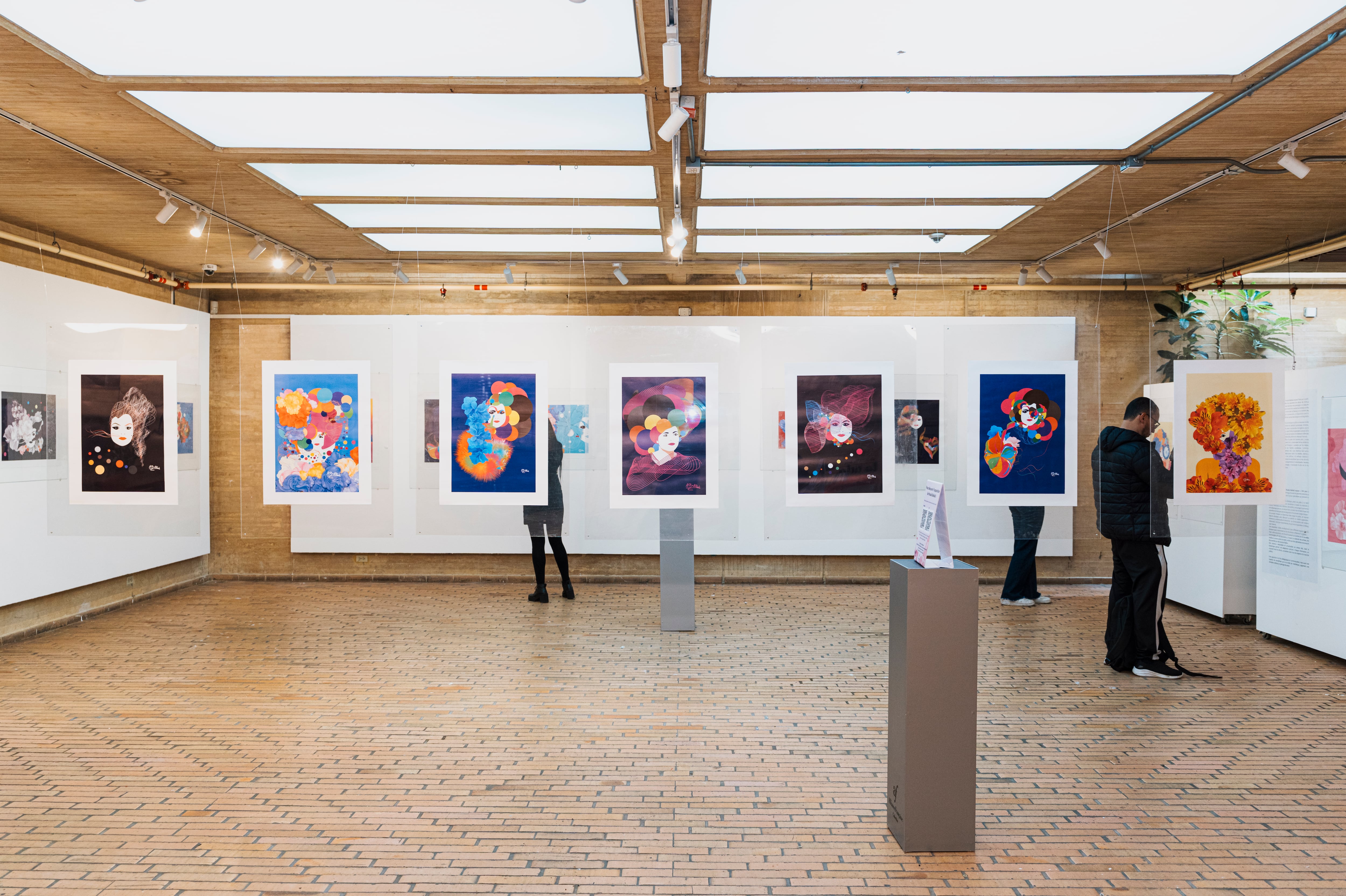 Las pinturas de Houda Bakkali hablan, pero cobran una vida aumentada desde sus teléfonos.