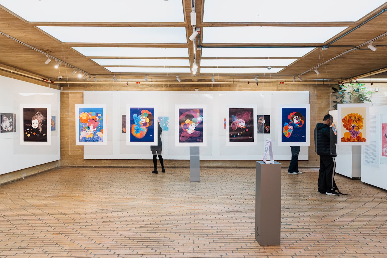 Las pinturas de Houda Bakkali hablan, pero cobran una vida aumentada desde sus teléfonos.