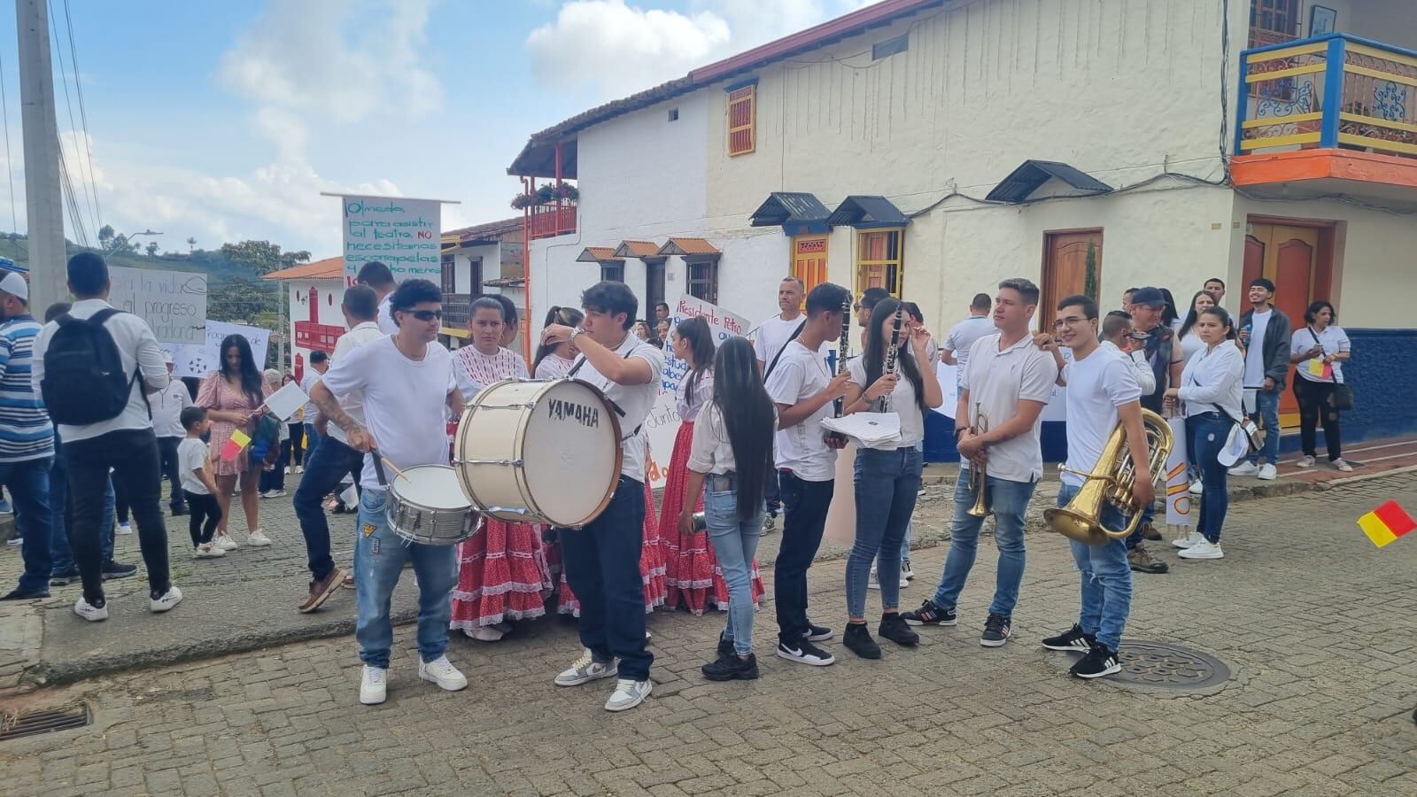 Grupos de jóvenes apoyan la protesta pacífica.