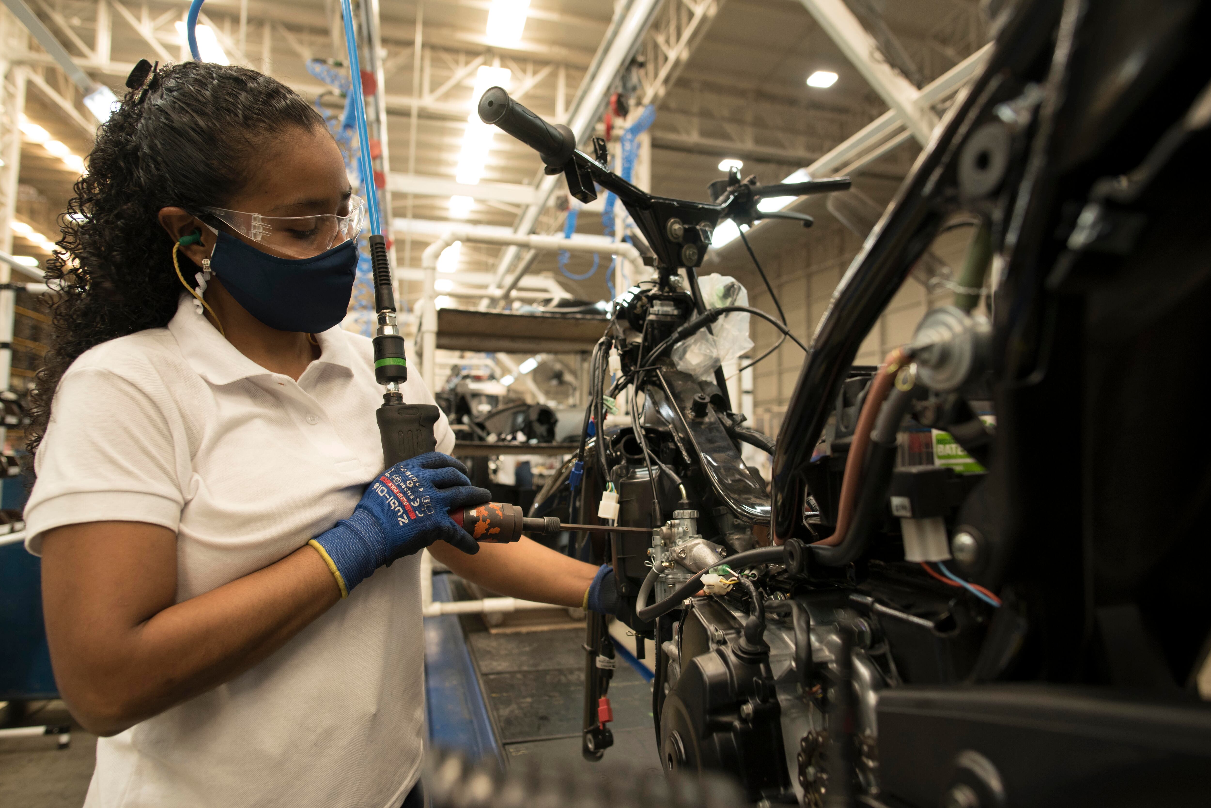 Trabajadora en la planta de Auteco en Cartagena