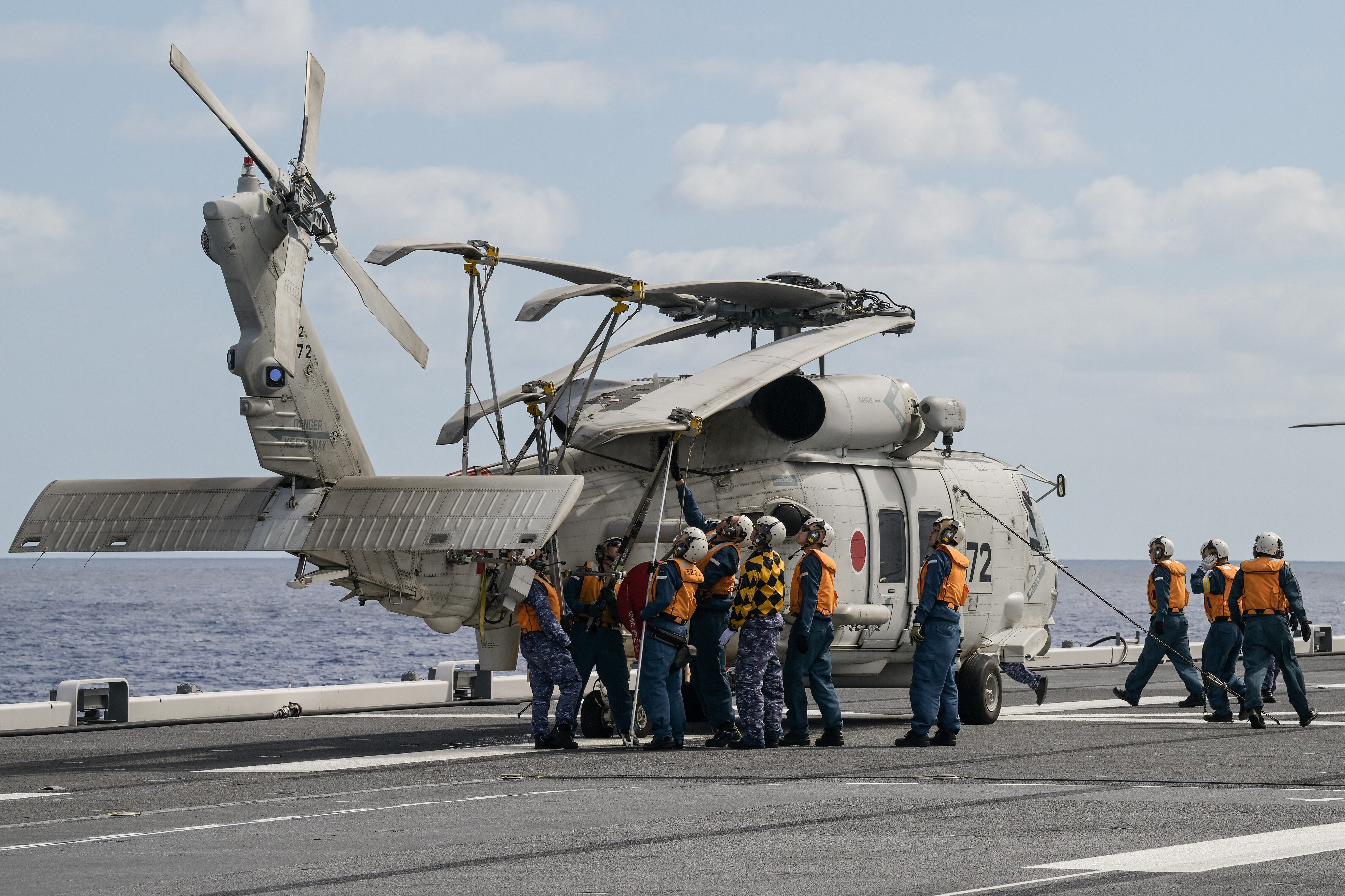 Una importante operación de búsqueda continuó frente a Japón el 22 de abril de 2024 para buscar a siete personas desaparecidas después de que dos helicópteros SH-60K de la marina aparentemente chocaran durante el fin de semana