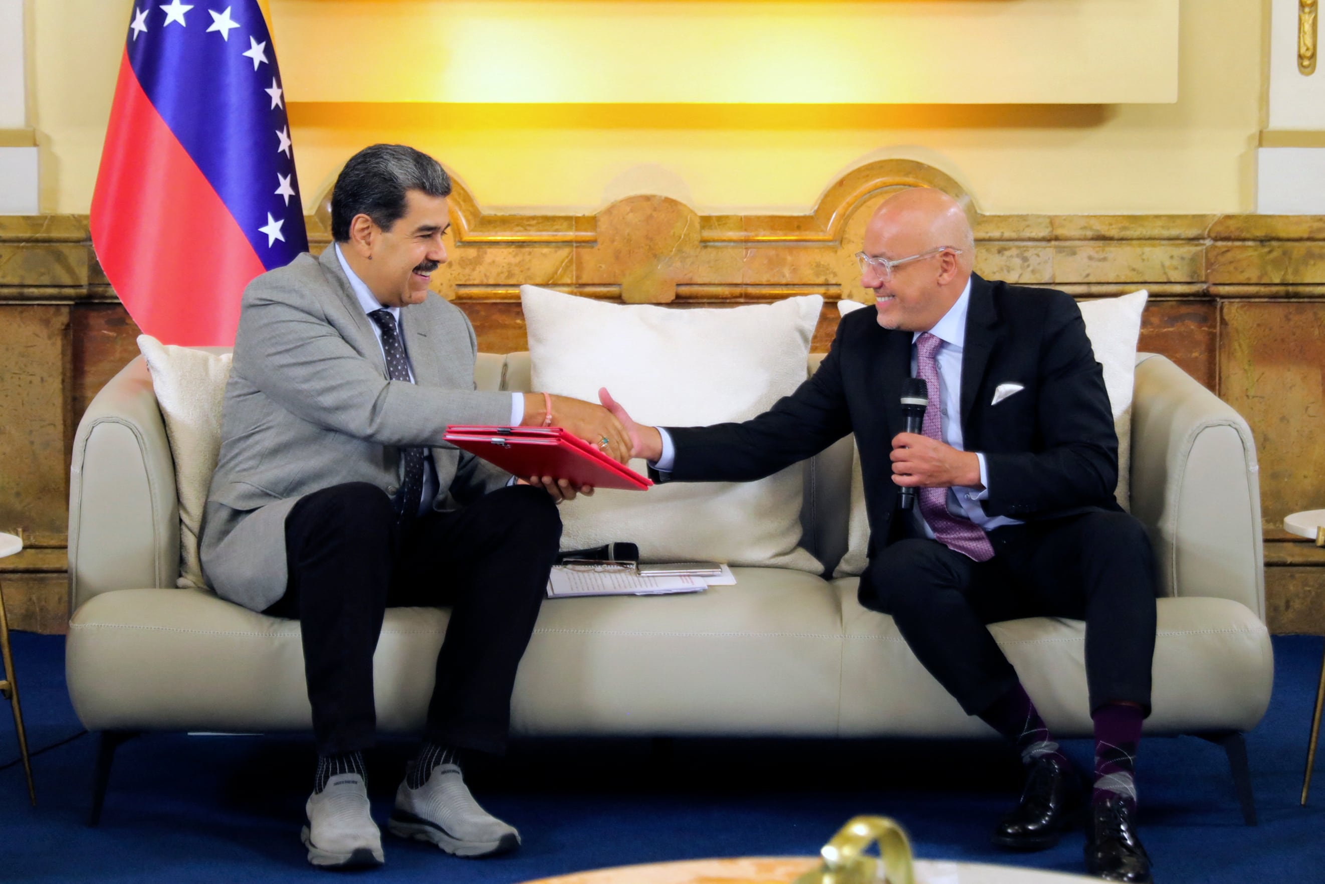 No obstante, los diálogos con la oposición no han resuelto el polémico tema de la inhabilitación a opositores como María Corina Machado, favorita en las elecciones primarias previstas para el 22 de octubre.