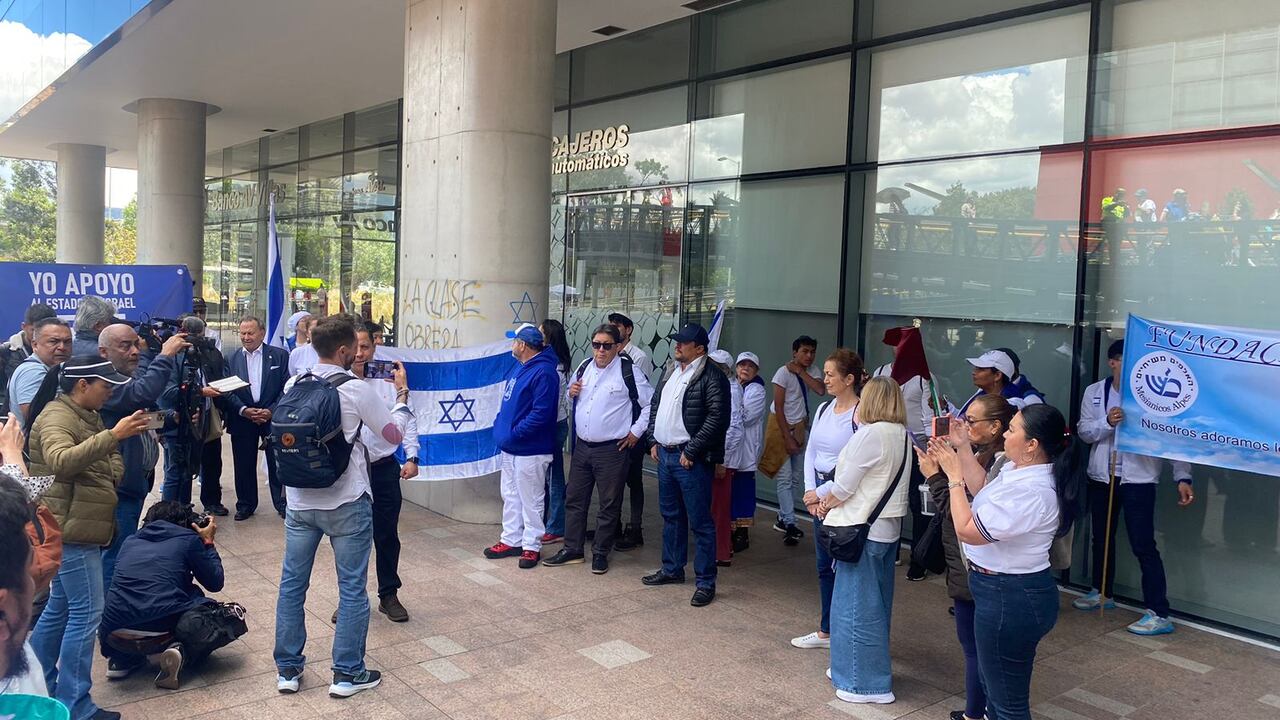 Un grupo de personas se reunió en la sede de la embajada de Israel en Colombia.