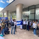 Un grupo de personas se reunió en la sede de la embajada de Israel en Colombia.