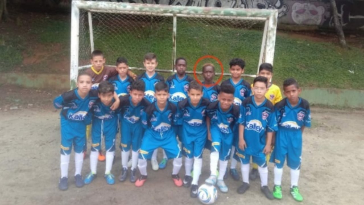 Sebastián, junto a sus cuatro hermanos y mamá, fueron desplazados del departamento del Chocó y por las condiciones económicas se vio obligado a vivir debajo del Puente de la Madre Laura.