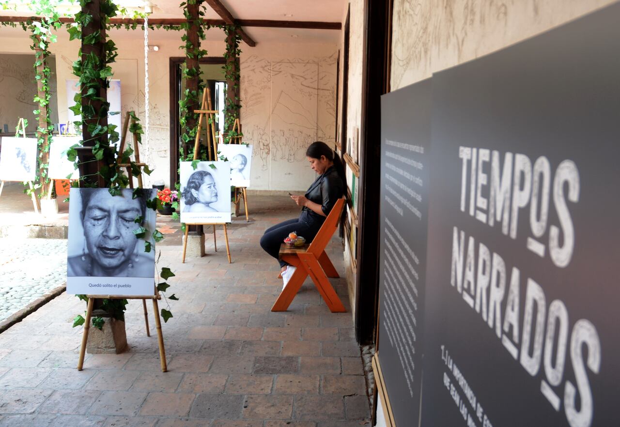 Cali: Inauguración de la Exposición Fotográfica "Putumayo, lugar de Reconciliación Esperanza", muestra fotográfica sobre la masacre del Tigre en enero del 1999. Evento que cuenta con el apoyo de la Unión Europea y se lleva a cabo en la Casa de la Memoria Histórica en Cali. foto José L Guzmán. El País. Agosto 22-23