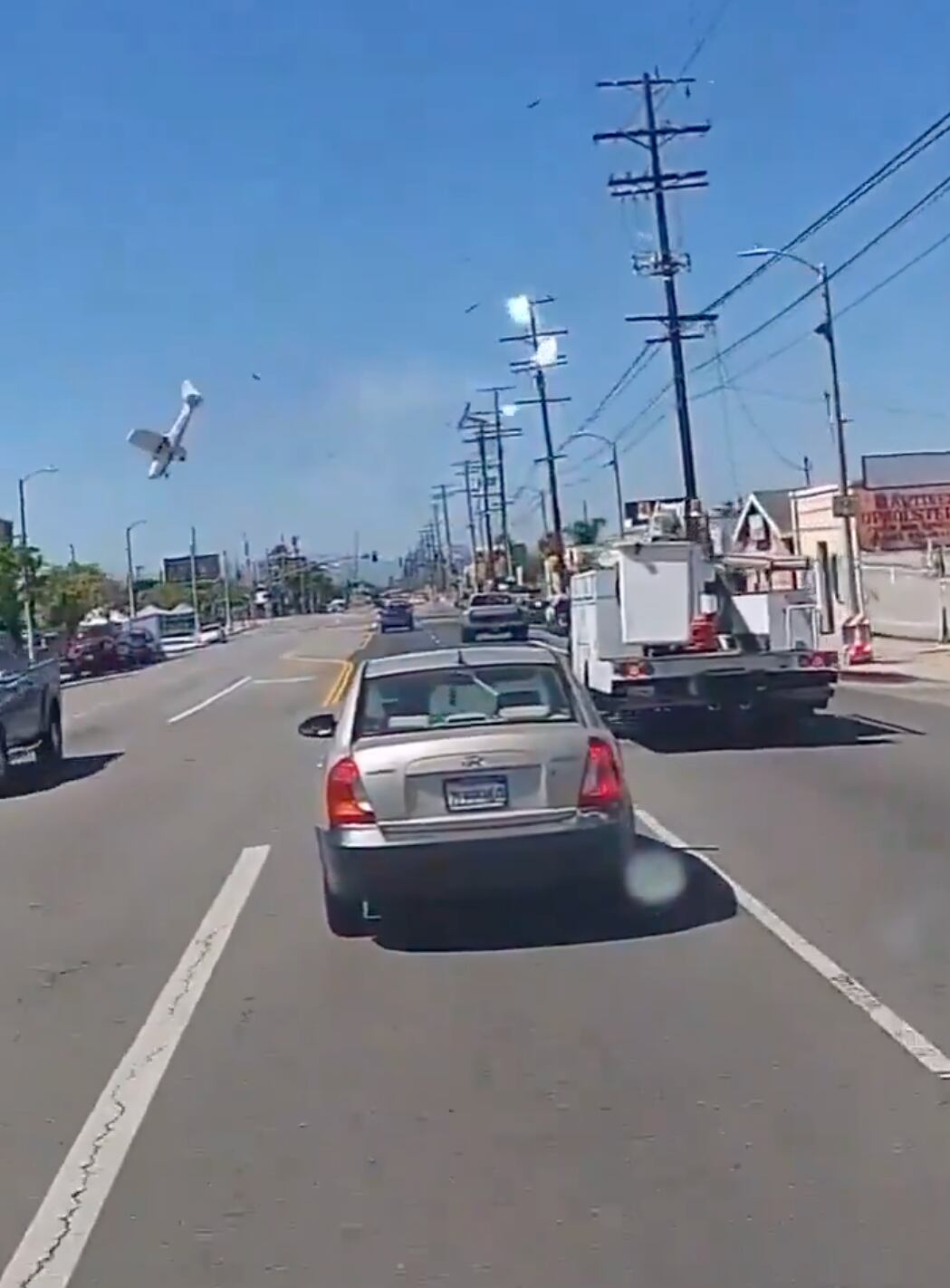 La avioneta perdió el control y cayó algunos metros más adelante