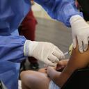 Medellín ha instalado puntos de vacunación masiva en algunas zonas rosa de la ciudad entre las 6 de la tarde y 10 de la noche, dirigida a la población más joven.