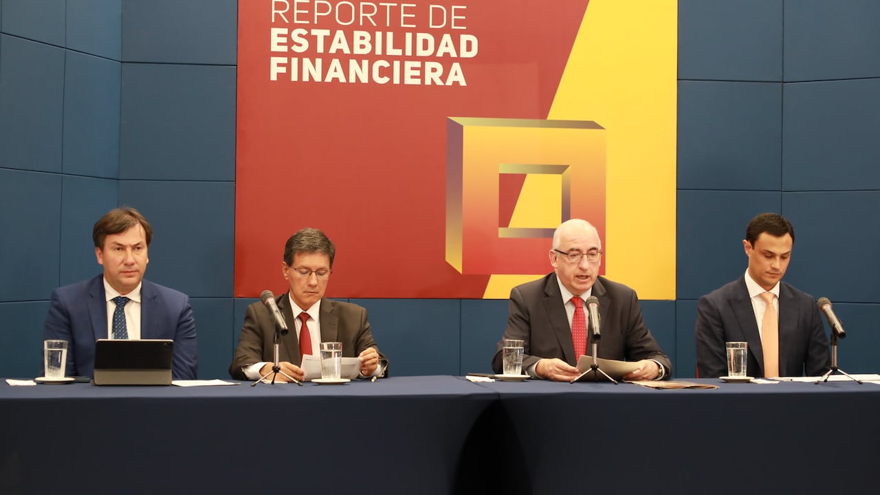 Andrés Murcia, subgerente monetario y de inversiones internacionales del Banco de la Republica; Hernando Vargas, gerente técnico, Leonardo Villar, gerente general y Carlos Quicazán, director de Estabilidad Financiera.
