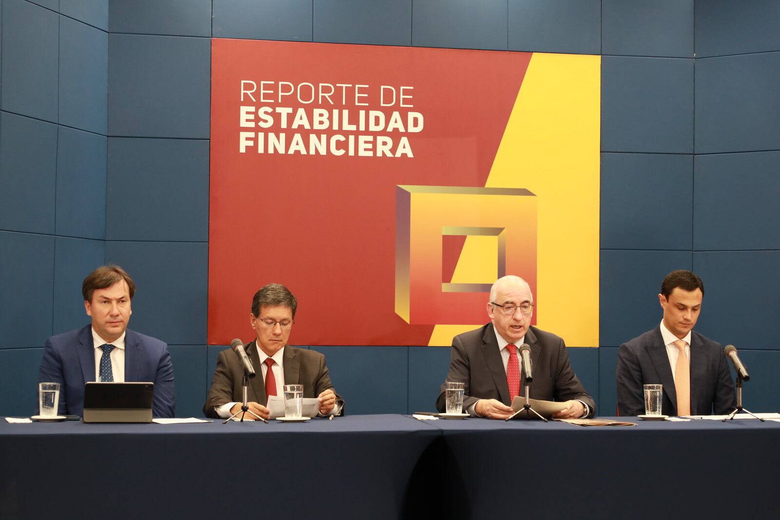 Andrés Murcia, subgerente monetario y de inversiones internacionales del Banco de la Republica; Hernando Vargas, gerente técnico, Leonardo Villar, gerente general y Carlos Quicazán, director de Estabilidad Financiera.