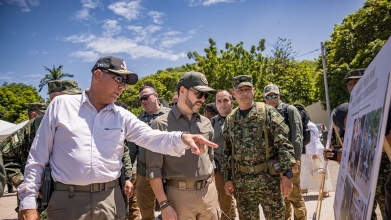 Presidente Abelardo De La Espriella con la Fuerza de Tarea Conjunta Urano.
