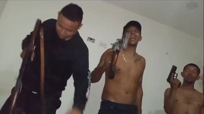 Captura del nuevo video donde aparecen tres supuestos integrantes de Los Costeños que se adjudicaron masacre en Puerto Colombia.