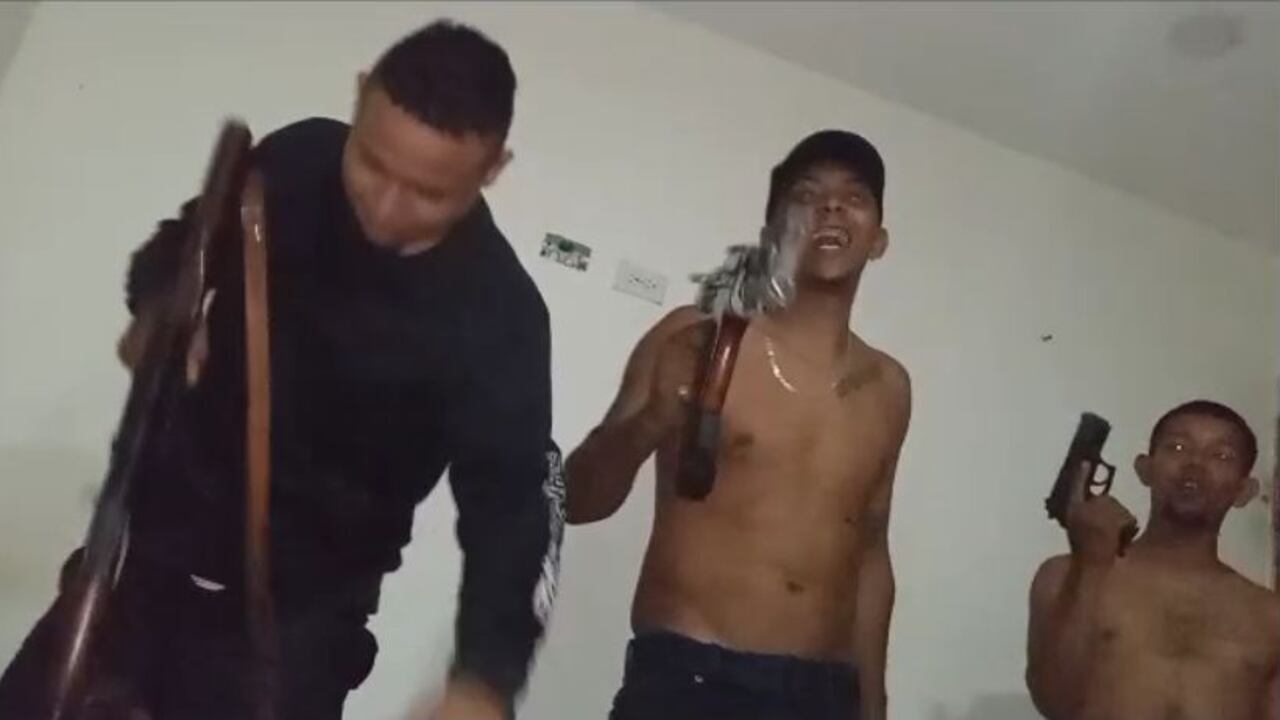 Captura del nuevo video donde aparecen tres supuestos integrantes de Los Costeños que se adjudicaron masacre en Puerto Colombia.