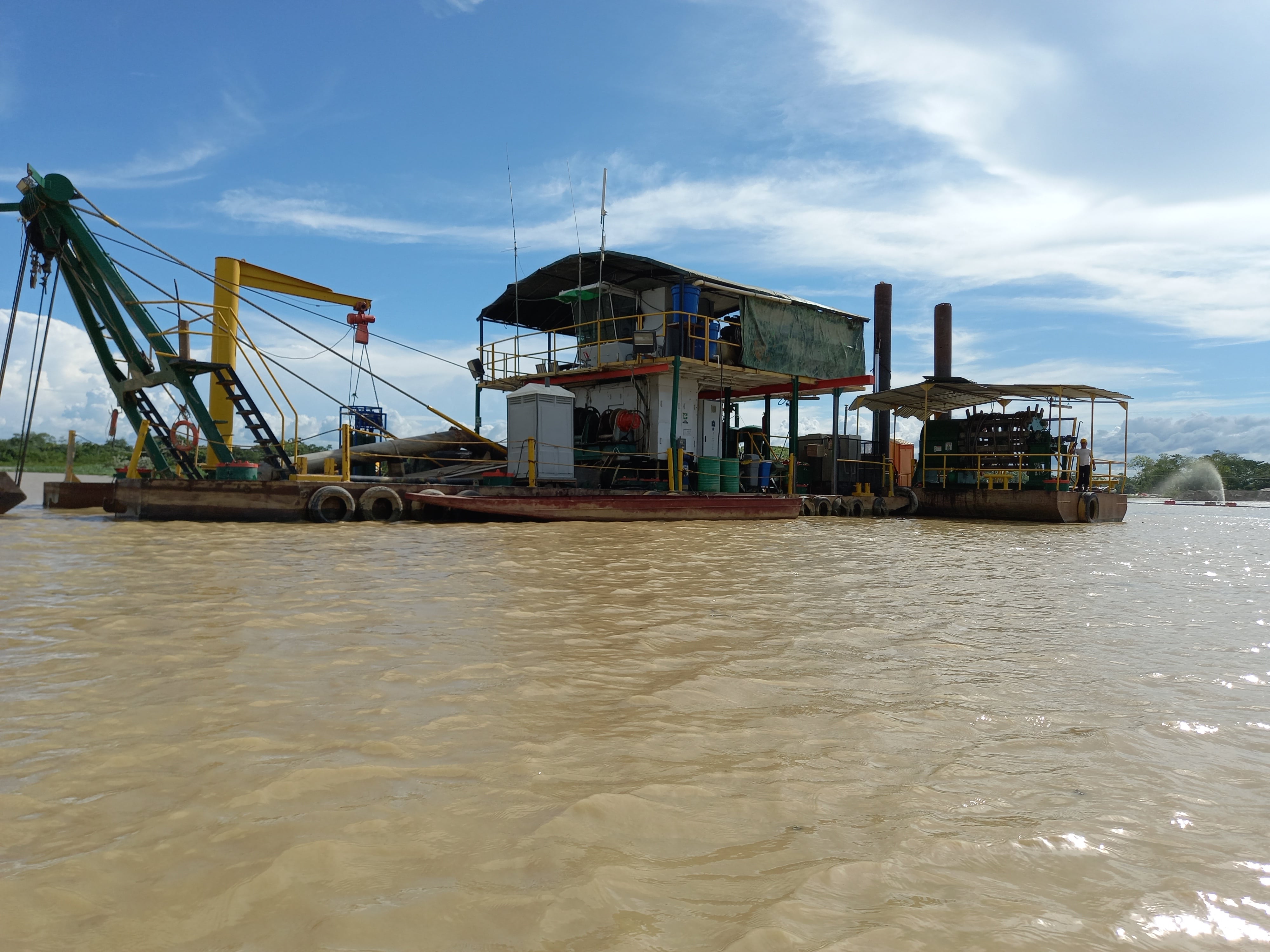 Draga de succión de Mineros operando en el Bagre, Antioquia