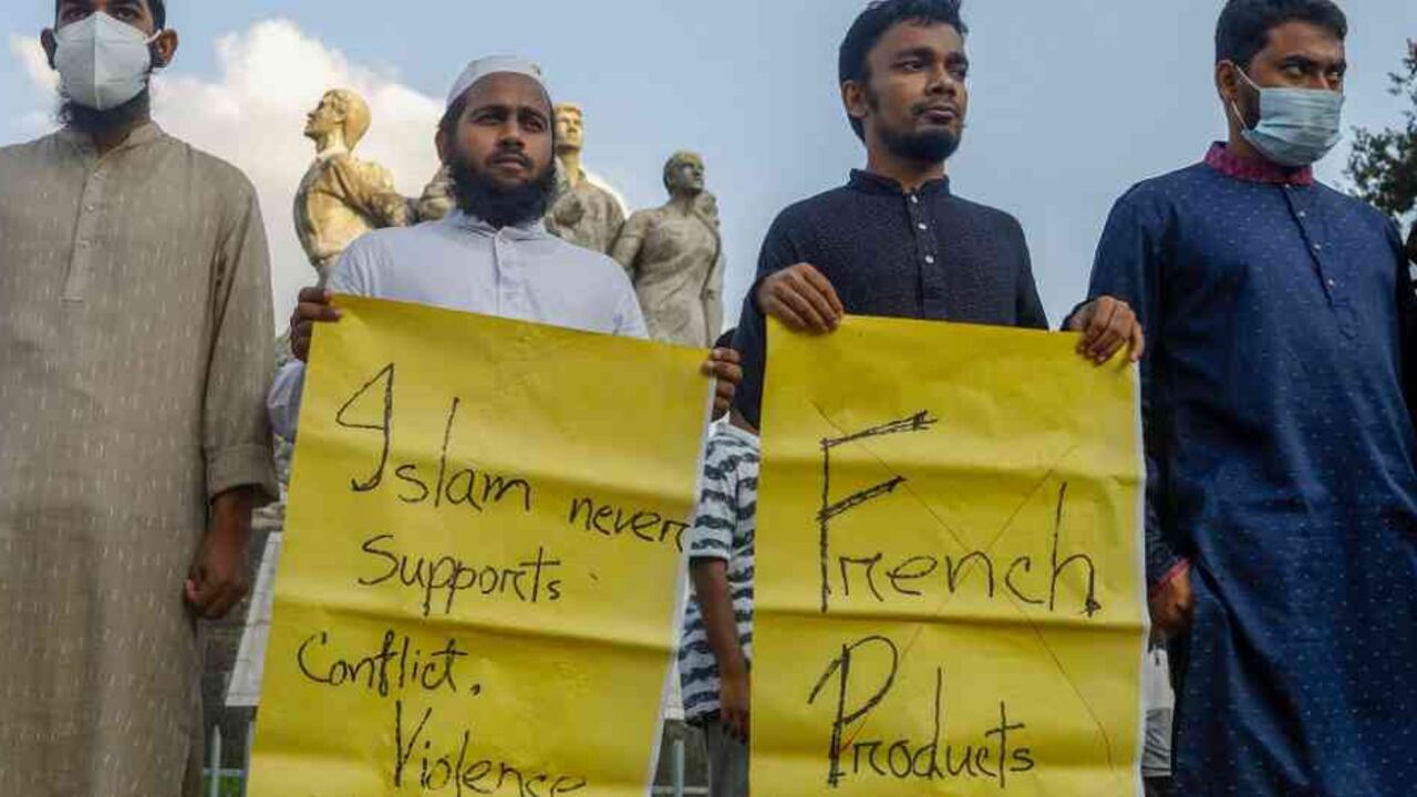 Manifestantes sostienen carteles durante la protesta contra la impresión de bocetos satíricos del profeta Mahoma por la revista francesa Charlie Hebdo.