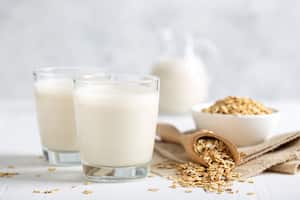 La leche de avena le ofrece diversos beneficios al organismo.