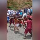 Video | Hombre que representaba a Jesús durante viacrucis se defendió a patadas de azotes de sus compañeros