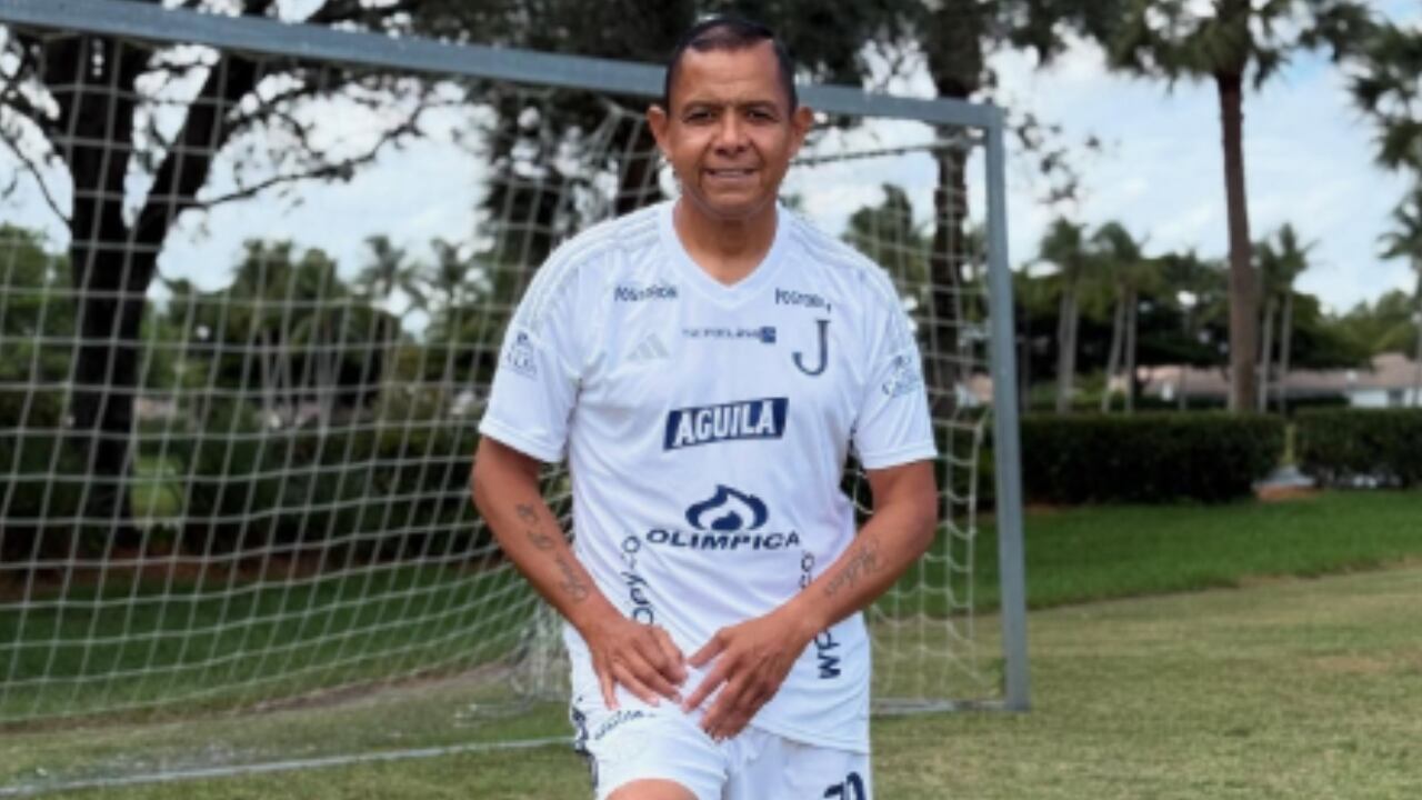 Iván René Valenciano posando con la camiseta del Junior de Barranquilla