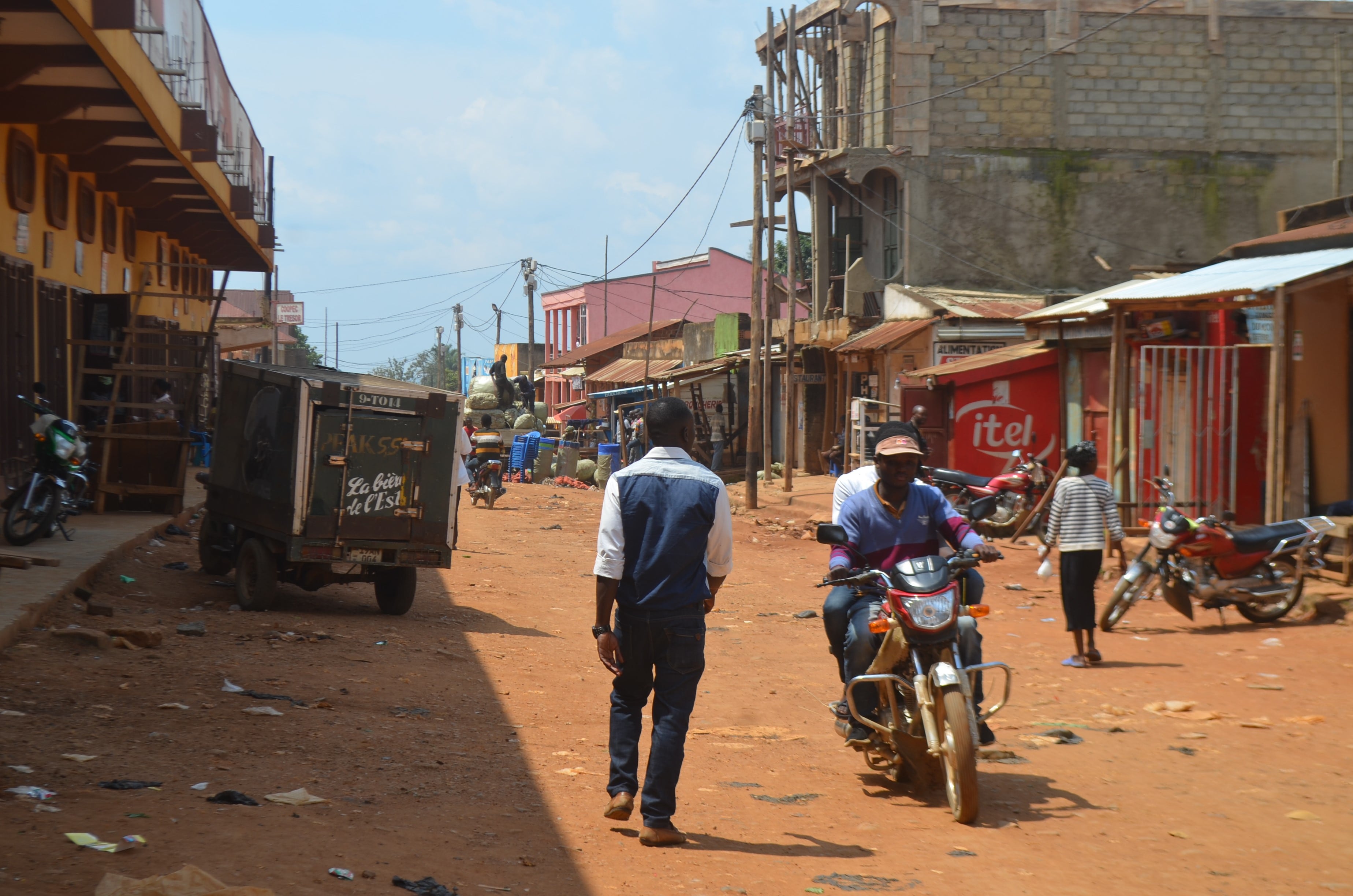 Personas en una calle de una aldea en el noreste de la República Democrática del Congo. (Photo by Delphin Mupanda/Xinhua via Getty Images) TO GO WITH Roundup: City paralysed during "dead city" strike in NE DR Congo