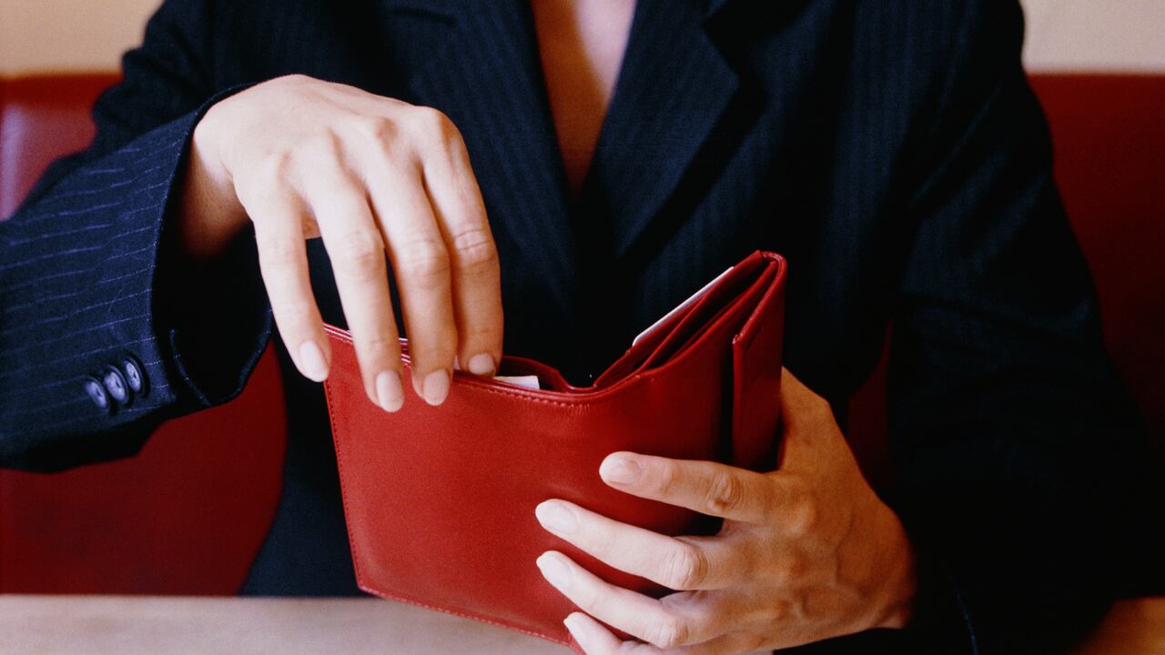 Desde el punto de vista de la IA, guardar recibos sin revisar, acumular monedas y mantener tarjetas vencidas podría ser una manifestación de evasión o desorganización estructural.