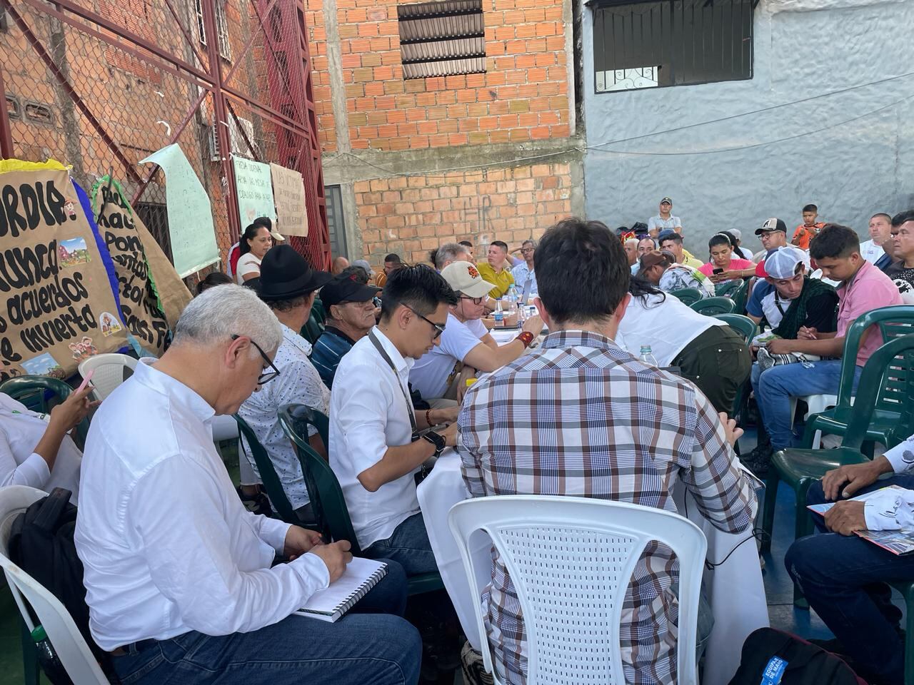 Las delegaciones del Gobierno Nacional y del Estado Mayor Central de las Farc reunidas en el municipio de puerto Concordia, en el Meta.