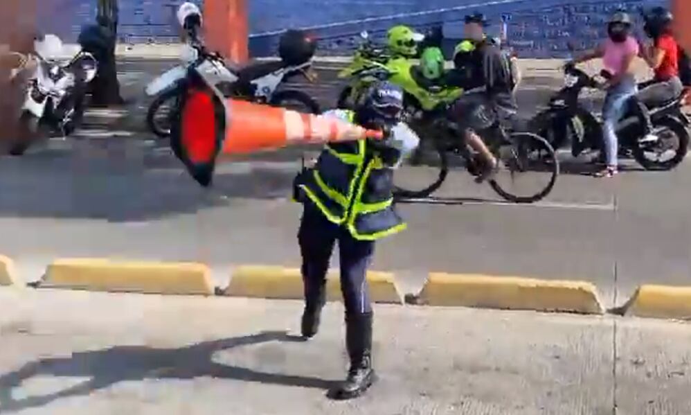 El agente intentó detener a un par de motociclistas que transitaban por el carril del Mío lanzándoles un cono.