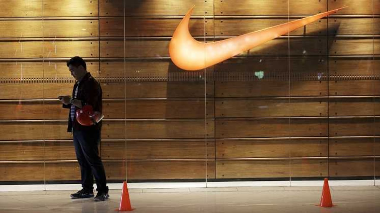 Nike informó en una declaración emitida a última hora del jueves que ningún funcionario de la empresa estaba al tanto del pago de sobornos