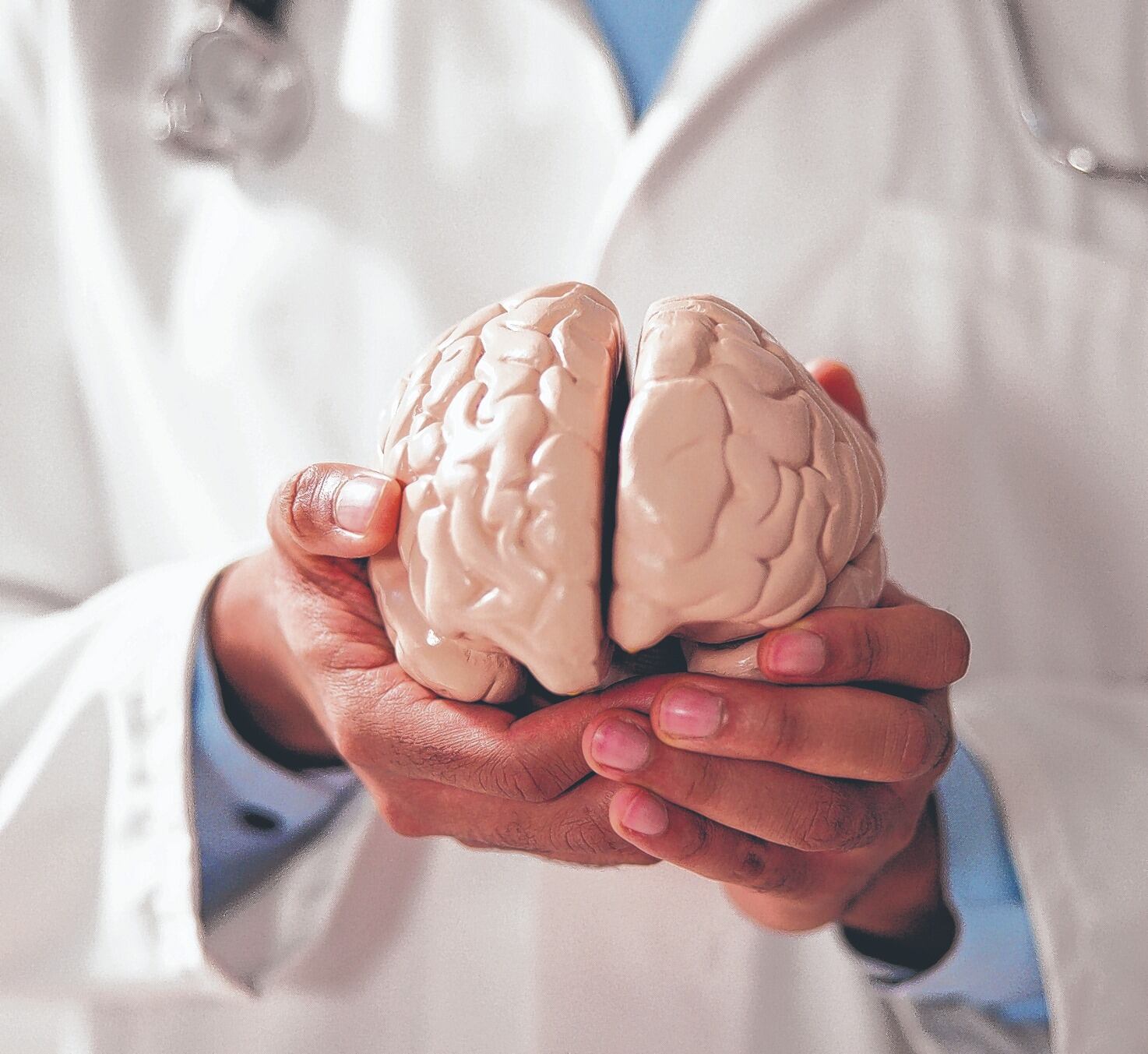 La epilepsia está relacionada con múltiples causas. Puede haber razones estructurales, es decir, lesiones en el cerebro que como manifestación producen una crisis epiléptica.