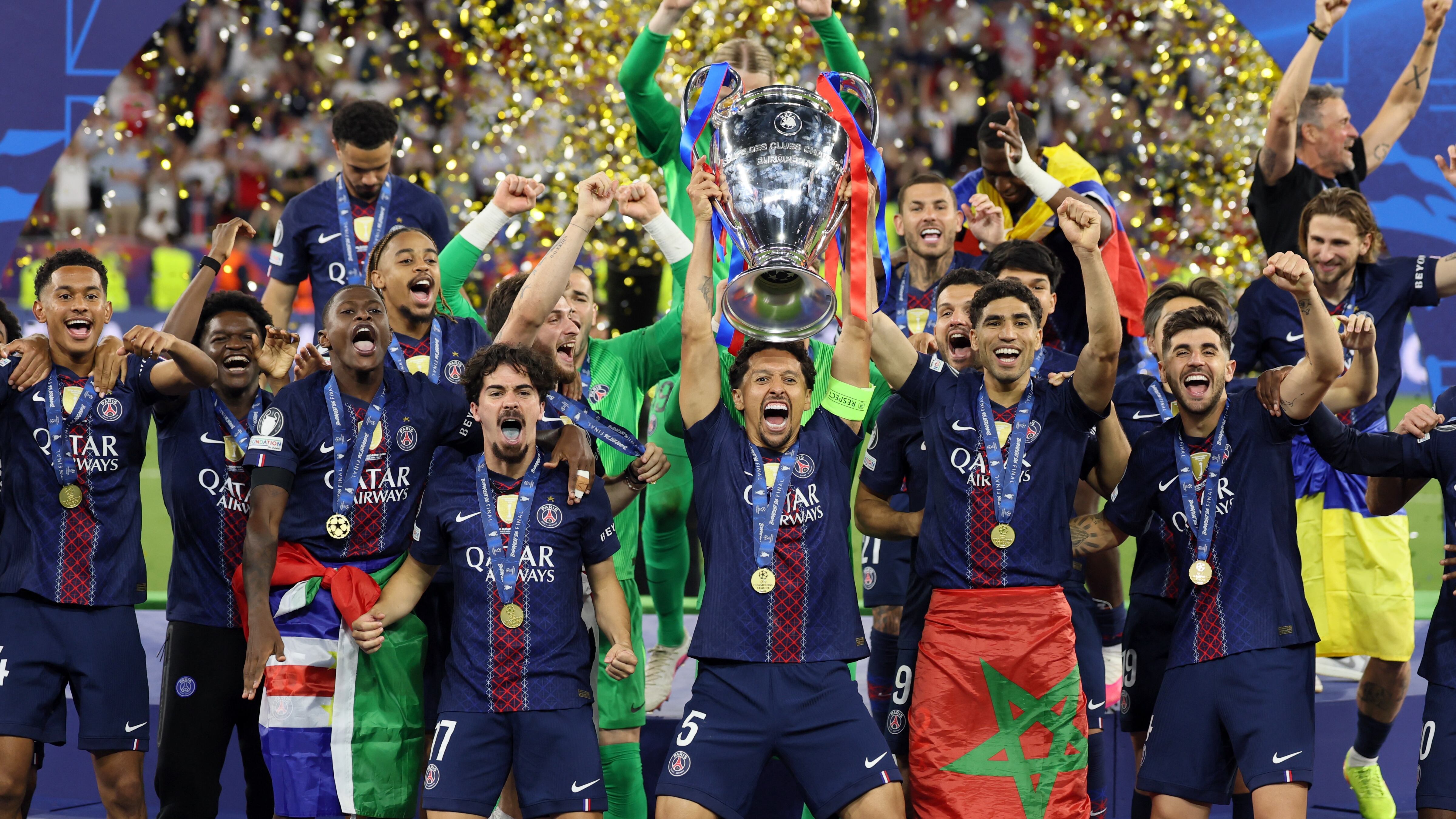 El defensa brasileño del Paris Saint-Germain, Marquinhos, número 05, levanta el trofeo tras ganar la final de la Liga de Campeones de la UEFA entre el Paris Saint-Germain (PSG) y el Arsenal FC en el Puskás Arena de Budapest el 30 de mayo de 2026. (Foto de Odd ANDERSEN / AFP)