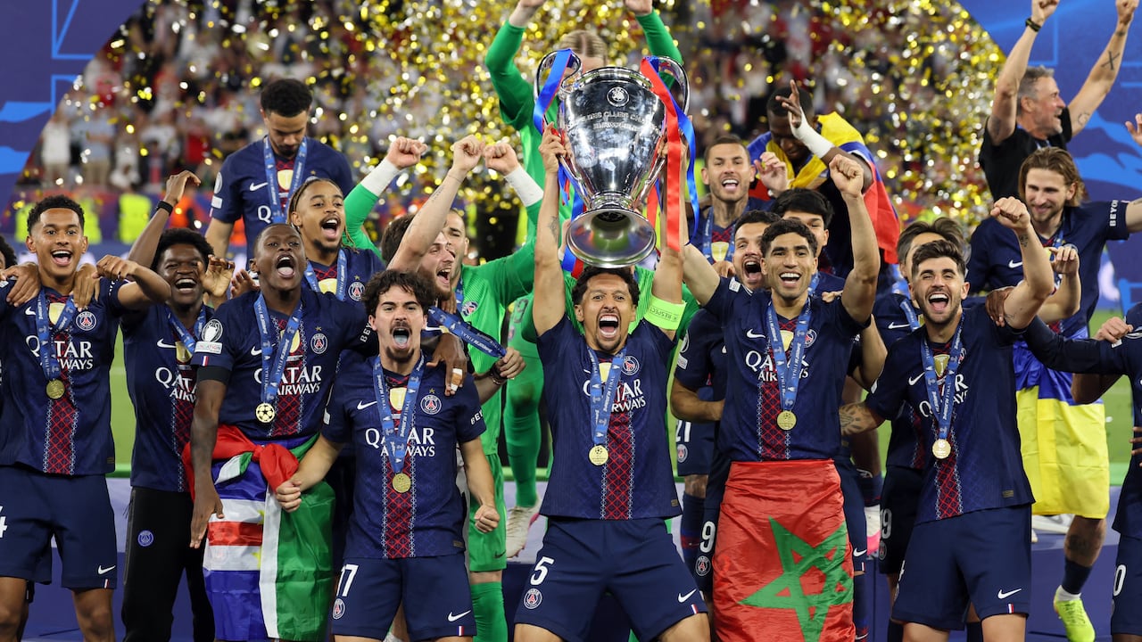El defensa brasileño del Paris Saint-Germain, Marquinhos, número 05, levanta el trofeo tras ganar la final de la Liga de Campeones de la UEFA entre el Paris Saint-Germain (PSG) y el Arsenal FC en el Puskás Arena de Budapest el 30 de mayo de 2026. (Foto de Odd ANDERSEN / AFP)