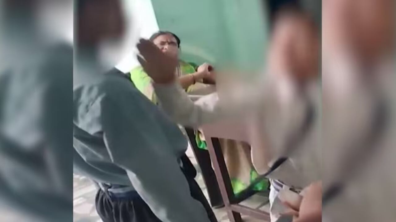 La maestra dijo que les pidió a los niños que le pegaran al alumno porque ella esta discapacitada para hacerlo. Foto: Captura de pantalla noticiero India Today.