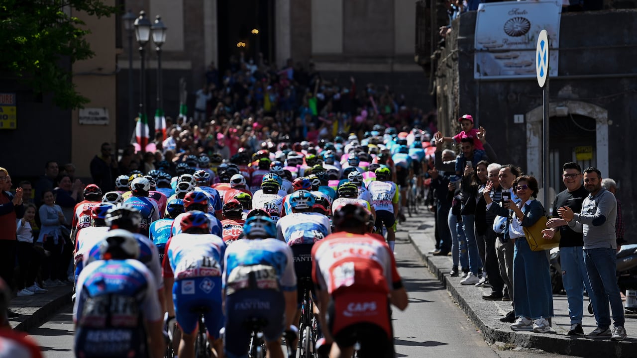 Los ciclistas del pelotón ruedan durante una de las etapas del Giro de Italia 2022