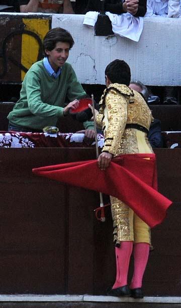 La nueva generación. Mateo Jaramillo brinda uno de sus novillos a Juan Bernardo Caicedo Guillén, el ganadero de Veragua, el más joven del país. 