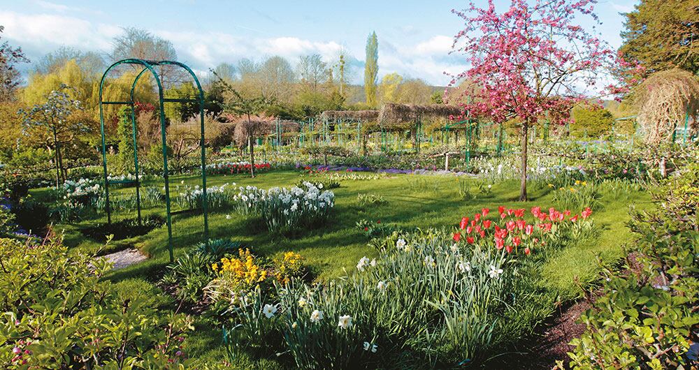 Vista general del jardín de Claude Monet en Giverny, Francia.
