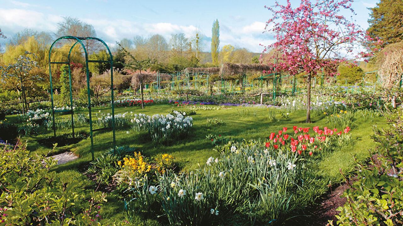 Vista general del jardín de Claude Monet en Giverny, Francia.