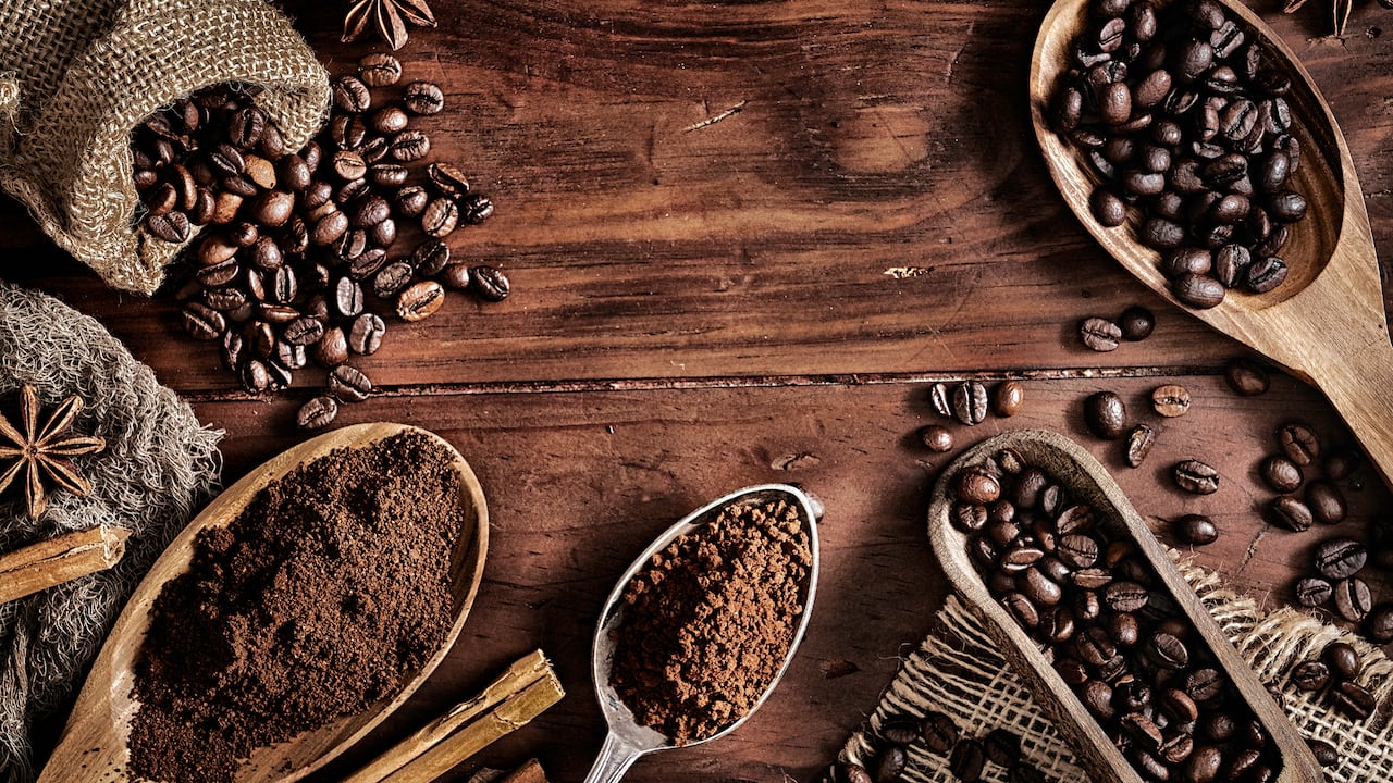 El café y la canela son dos ingredientes con los que se puede hacer un jabón natural para conservar la frescura de la piel de su cara