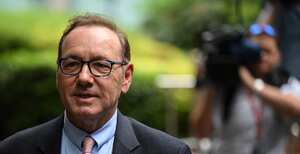 El actor estadounidense Kevin Spacey, mientras abandona las instalaciones de la corte en Londres este miércoles 28 de junio del 2023. (Photo by Daniel LEAL / AFP)