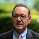 El actor estadounidense Kevin Spacey, mientras abandona las instalaciones de la corte en Londres este miércoles 28 de junio del 2023. (Photo by Daniel LEAL / AFP)