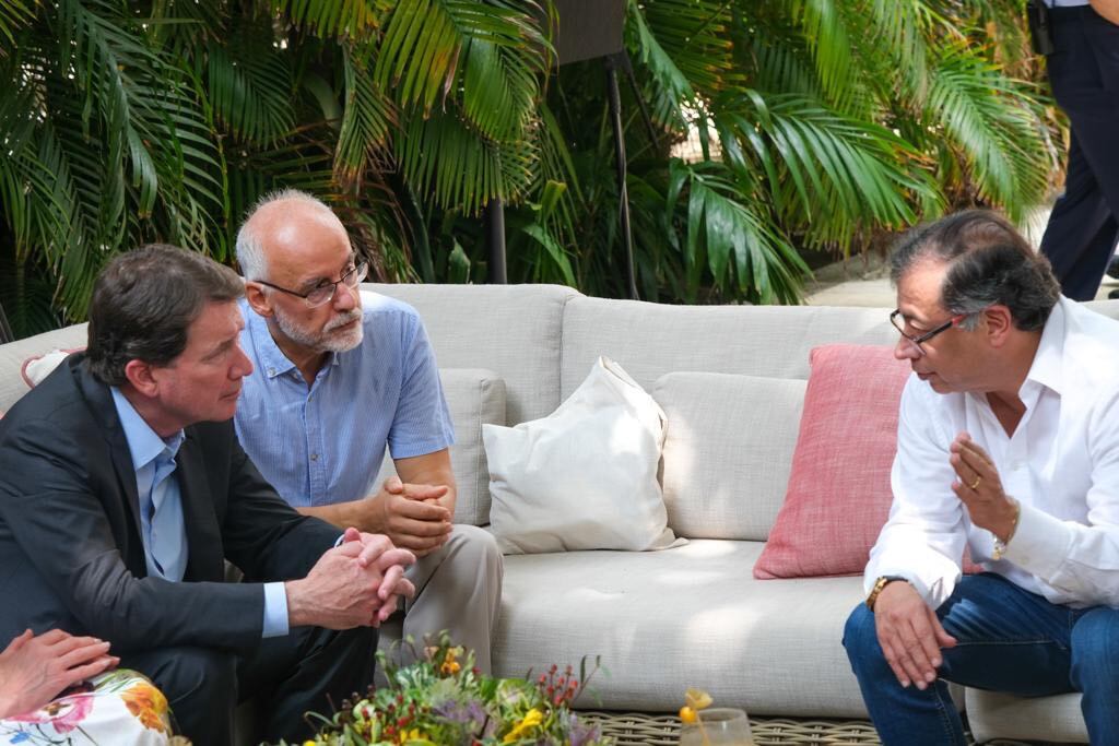 Reunión del presidente con el comité de relaciones exteriores, estableciendo la primeras bases de una gran Alianza por el progreso de las Américas.